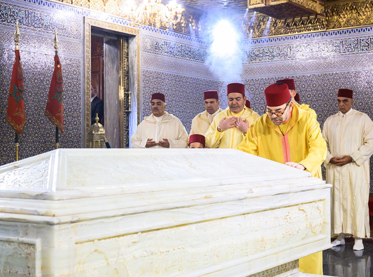 صاحب الجلالة أمير المؤمنين يؤدي واجب العزاء على ضريح الملك الراحل محمد الخامس