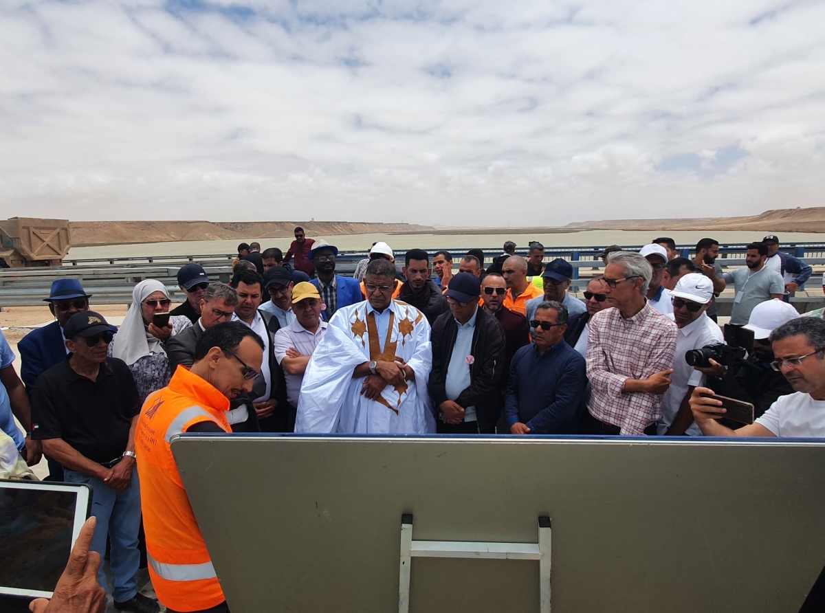 وفد إعلامي يطلع على تقدم مشروع الطريق السريع تيزنيت-الداخلة ويشيد بأهميته التنموية