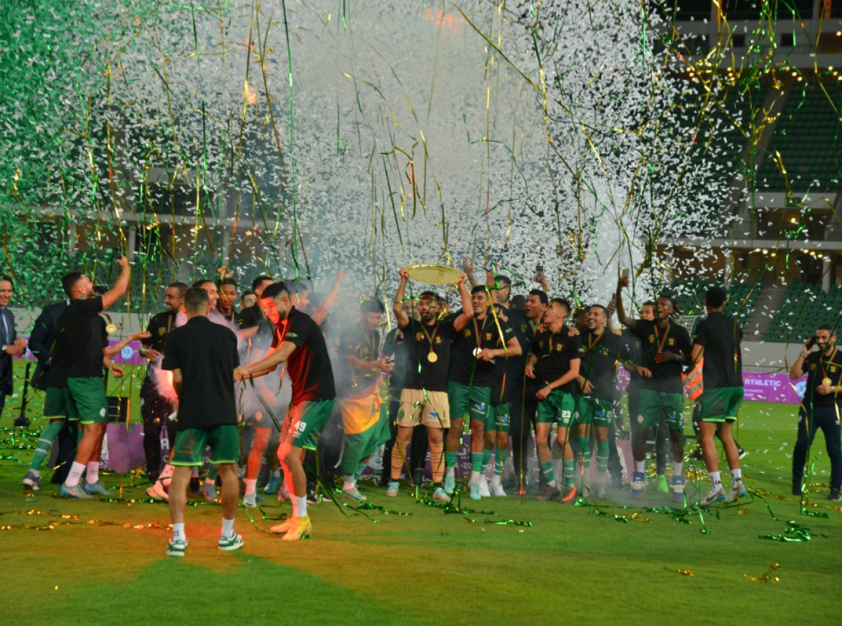 الرجاء أول فريق مغربي في التاريخ يتوج بالدرع الذهبي للبطولة