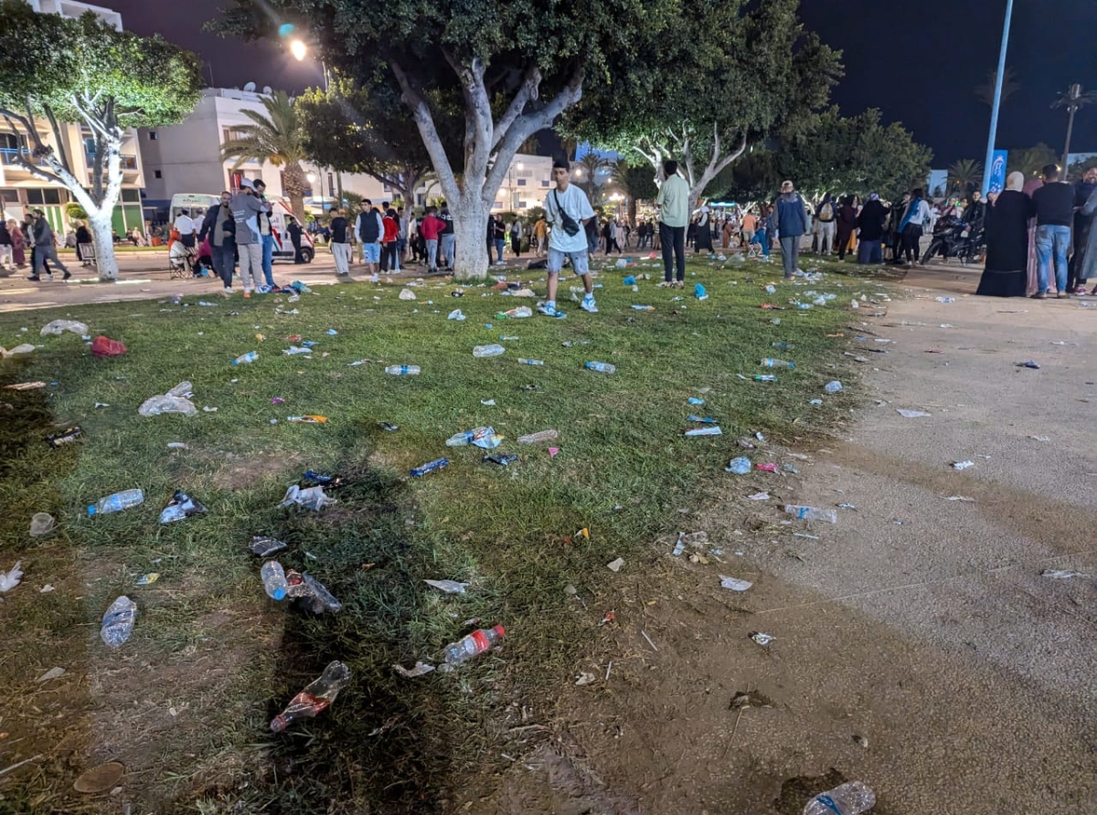  بالصور...مخلَّفات مهرجان تيميتار في دورته 19 من الأزبال والنفايات بشوارع أكادير: