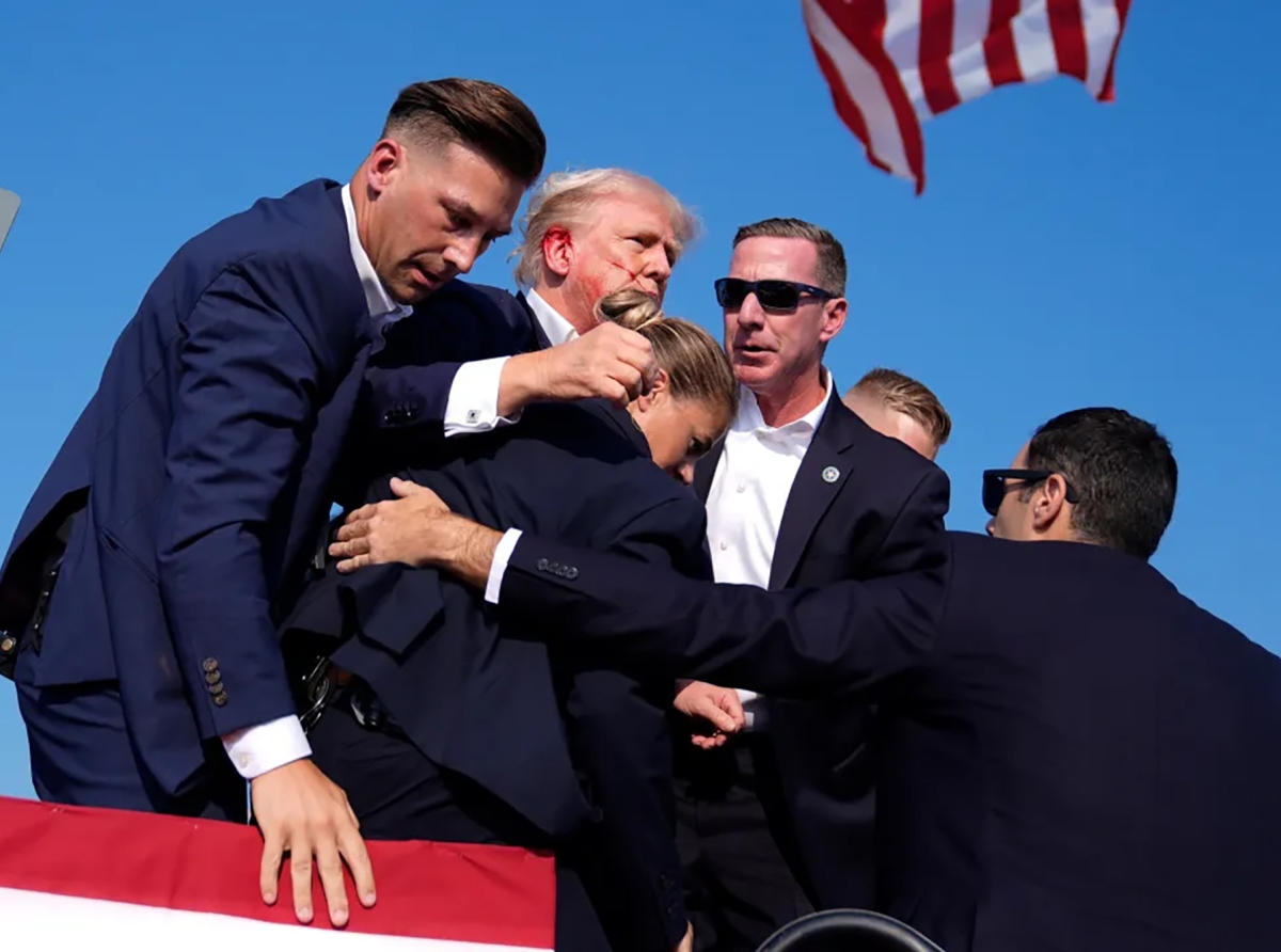    رويترز: إصابة ترامب في إطلاق نار أثناء إلقائه كلمة بتجمع انتخابي