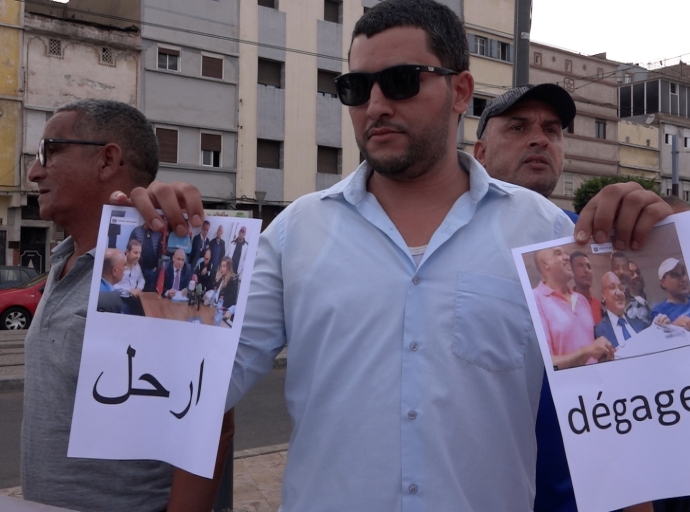 جماهير الحي المحمدي والطاس يواصلون الصمود  ويرفعون شعار ارحل في وجه  رئيس الفريق «المنفلوطي»