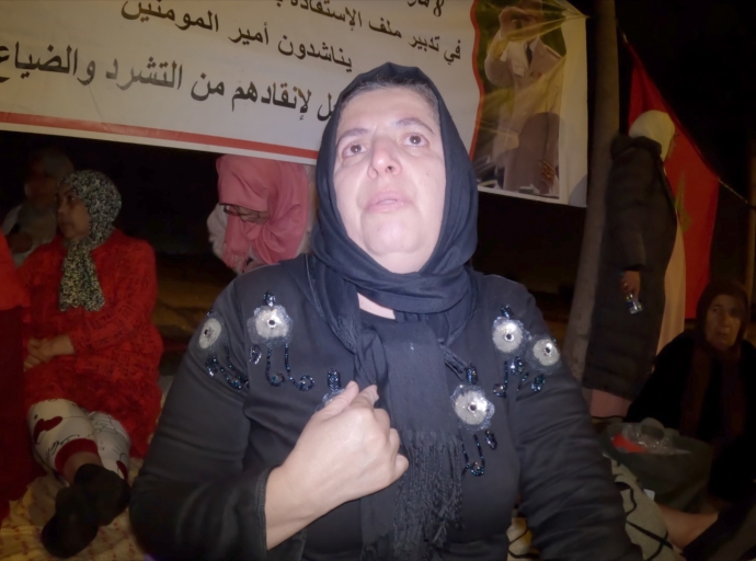 بالدموع والبرد.. ساكنة كريان سنطرال تحتج ضد التشرد والضياع بعد حرمانهم من حق السكن