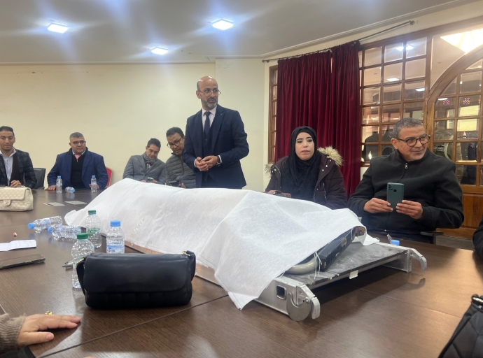 مشهد غير مسبوق: مستشارون يحضرون نعشاً لإقالة رئيس مقاطعة عين السبع