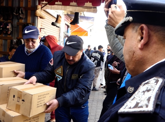 كازا..السلطات المحلية تضبط شيبس وشوكولاتة ومواد غذائية منتهيي الصلاحية بسوق العيون في درب السلطان